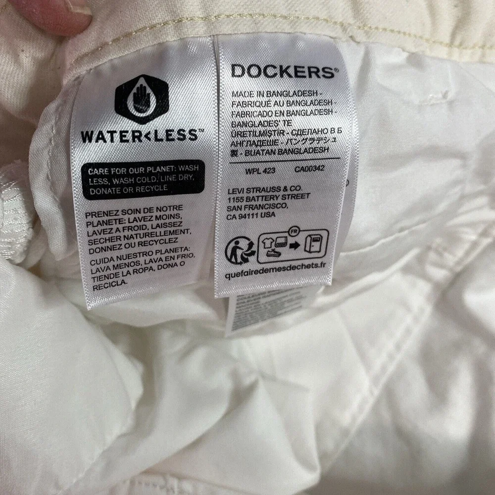 Dockers Shorts Classic Fit Cream Size 44 X 10”‎ Side Security Pocket Flat Front